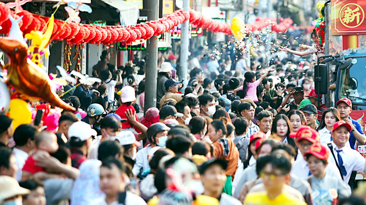 Lễ hội rằm tháng giêng chùa Bà Thiên Hậu tại trung tâm TP Thủ Dầu Một (Bình Dương) tổ chức chu đáo thu hút hàng ngàn người dân tham gia - Ảnh: PHƯƠNG QUYÊN