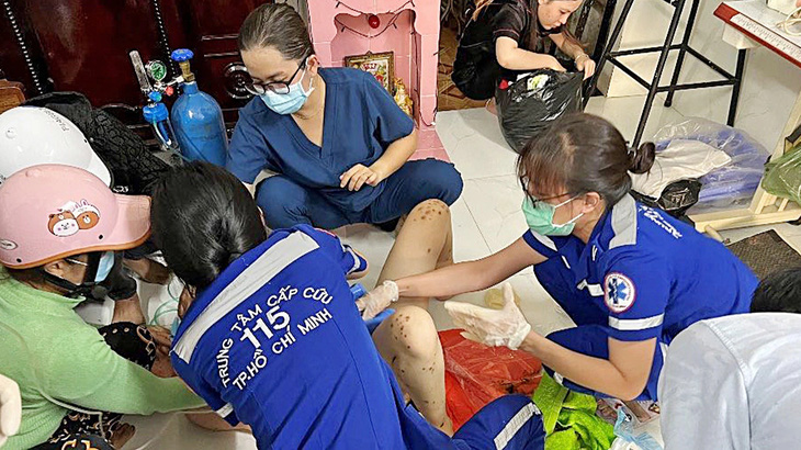 Các y bác sĩ Trung tâm Cấp cứu 115 đỡ đẻ thành công cho một sản phụ tại huyện Bình Chánh (TP.HCM) - Ảnh: Trung tâm cấp cứu 115
