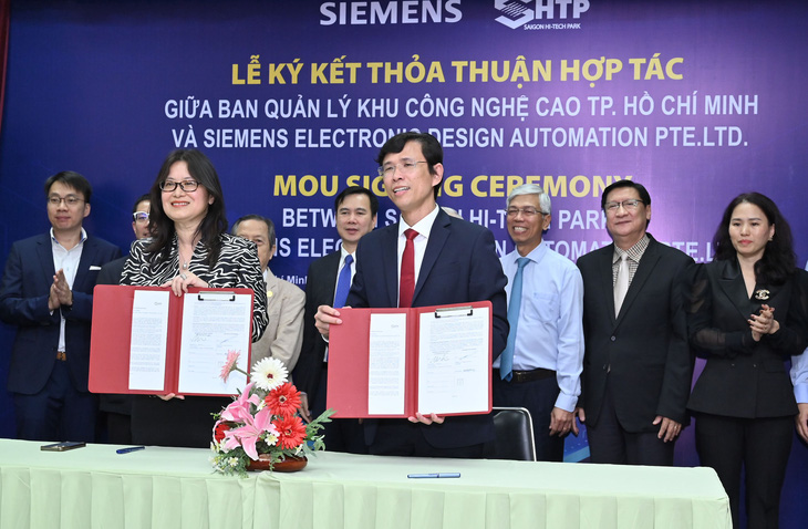 Khu công nghệ cao TP.HCM và Siemens EDA đã ký thỏa thuận hợp tác phát triển năng lực đào tạo nhân lực ngành công nghiệp vi mạch bán dẫn - Ảnh: SHTP