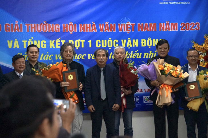 Các tác giả được trao giải thưởng Hội Nhà văn Việt Nam năm 2023 - Ảnh: T.ĐIỂU