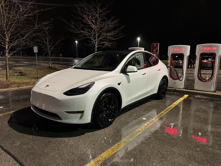 Cuộc tranh luận giữa mức độ thực tế của ô tô điện, đặc biệt là về phạm vi hoạt động và thời gian sạc, lại bùng nổ khi một tài xế Tesla muốn loại bỏ quan niệm cho rằng xe điện phải mất nhiều tiếng để sạc - Ảnh: TesCalendar/X