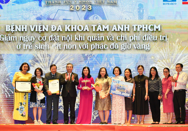 Phó Bí thư Thành ủy TP HCM Nguyễn Phước Lộc (thứ tư từ trái qua) trao giải Thành tựu y khoa năm 2023 cho Bệnh viện Đa khoa Tâm Anh TP.HCM. Ảnh: Việt Dũng