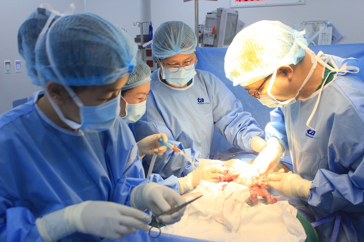 Bác sĩ Sản khoa (phải) kết hợp bác sĩ Sơ sinh (thứ hai từ trái qua) cứu bé sinh non bằng phác đồ “giờ vàng” - Ảnh: Tuệ Diễm