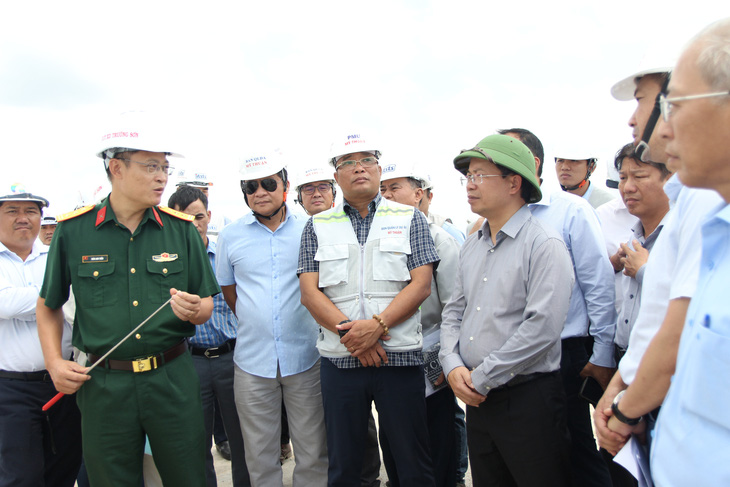 Ngày 27-2, Thứ trưởng Bộ Giao thông vận tải Nguyễn Duy Lâm (đội nón xanh) chỉ đạo các nhà thầu phấn đấu xong cầu Rạch Miễu 2 trong năm 2025, để người dân không còn phải chen chúc qua cầu Rạch Miễu hiện hữu - Ảnh: M.T.