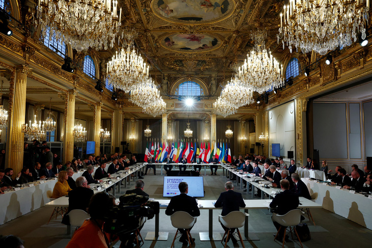 Khoảng 20 nhà lãnh đạo châu Âu đã nhóm họp tại Điện Elysee ở Paris, nhằm thể hiện sự ủng hộ với Ukraine, ngày 26-2 - Ảnh: REUTERS