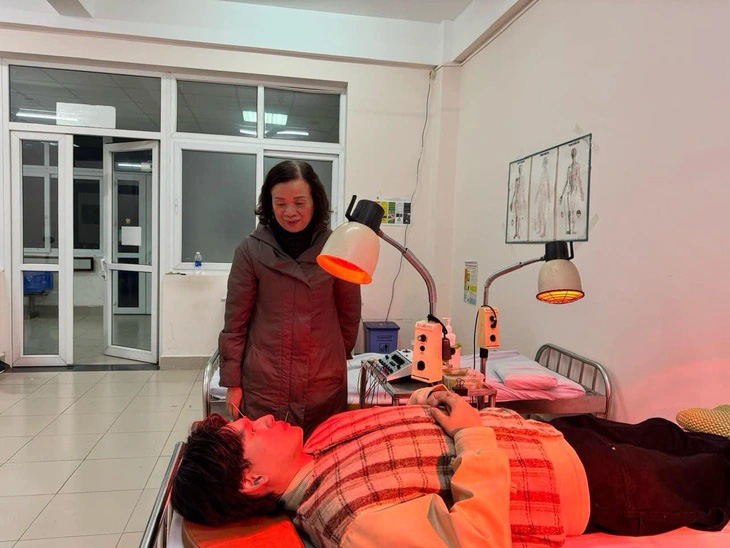 Nguyễn Trần Trung Quân bị liệt dây thần kinh số 7 (liệt mặt), phải nhập viện điều trị - Ảnh: NVCC