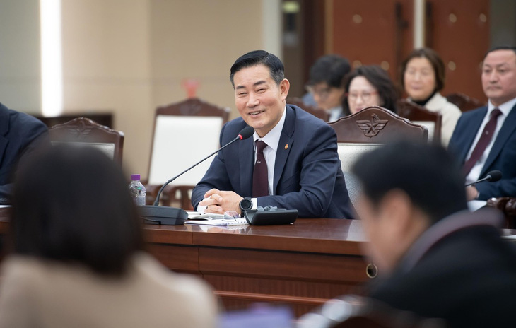 Bộ trưởng Quốc phòng Hàn Quốc Shin Won Sik phát biểu họp báo hôm 26-2 - Ảnh: YONHAP