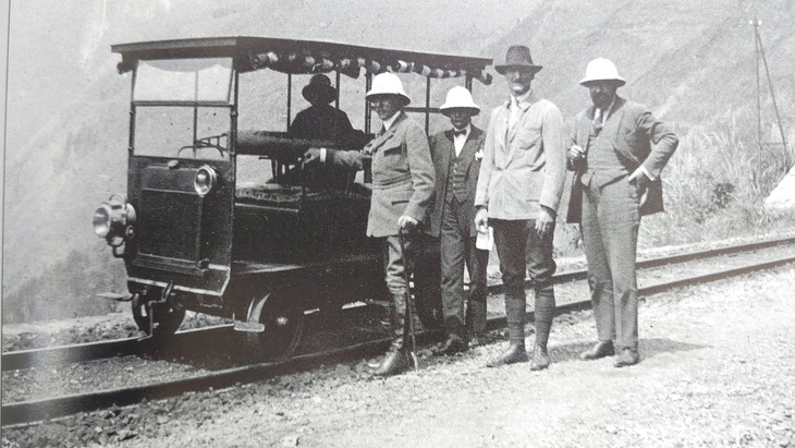 Nhóm kỹ sư đi thanh tra đường sắt trên một chiếc xe điện.