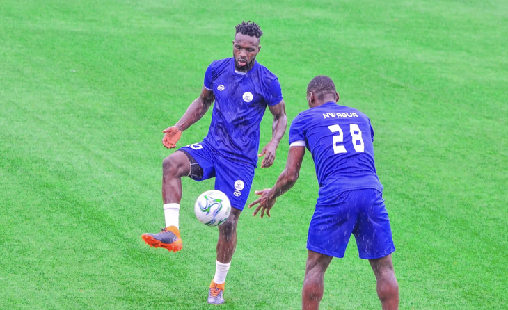 Tiền vệ Onoja Joseph (trái) khi thi đấu ở Giải VĐQG Nigeria - Ảnh: FOOTBALL ROVER