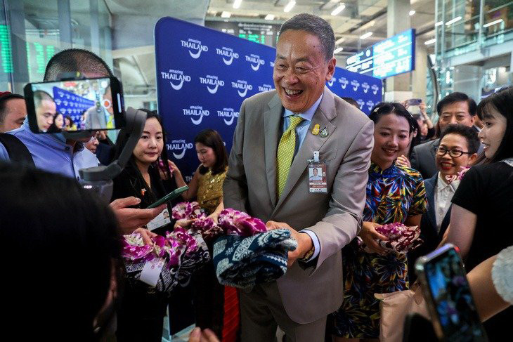 Thủ tướng Thái Lan Srettha Thavisin ra sân bay Suvarnabhumi đón đoàn khách quốc tế vào ngày 25-9-2023 - Ảnh: Reuters