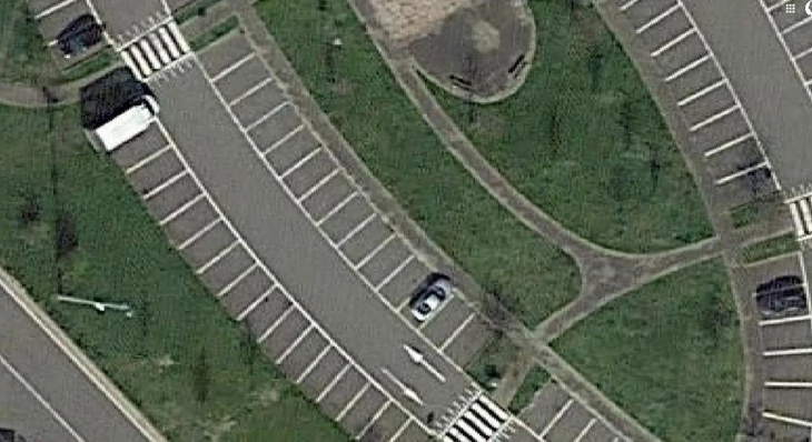 Chiếc xe cũng xuất hiện trên Google Street View - Ảnh: Google Maps