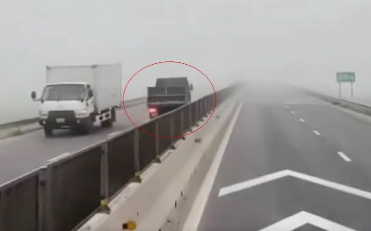 Tài xế chạy xe tải ngược chiều trên cao tốc trong sương mù bị phạt 17 triệu