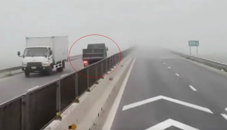 Tài xế Sơn chạy xe tải ngược chiều trên cao tốc trong điều kiện thời tiết có sương mù - Ảnh: Bạn đọc cung cấp