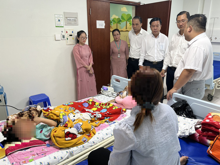 Lãnh đạo Đảng ủy - UBND xã Tân Quý Tây (huyện Bình Chánh) thăm bé T. tại Bệnh viện Nhi đồng thành phố (TP.HCM) - Ảnh do UBND xã Tân Quý Tây cung cấp