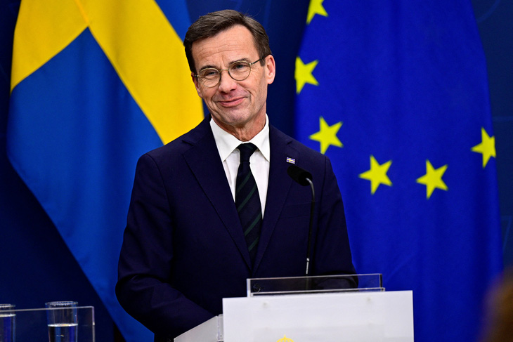 Thủ tướng Thụy Điển Ulf Kristersson phát biểu trong cuộc họp báo ở Stockholm, Thụy Điển ngày 26-2, sau khi Quốc hội Hungary phê chuẩn việc kết nạp Thụy Điển vào NATO - Ảnh: REUTERS