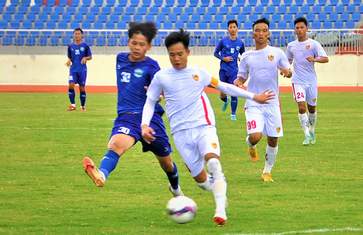 Trẻ Quảng Nam (áo trắng) trong trận gặp Lâm Đồng ở Giải hạng nhì 2023 - Ảnh: Báo LÂM ĐỒNG
