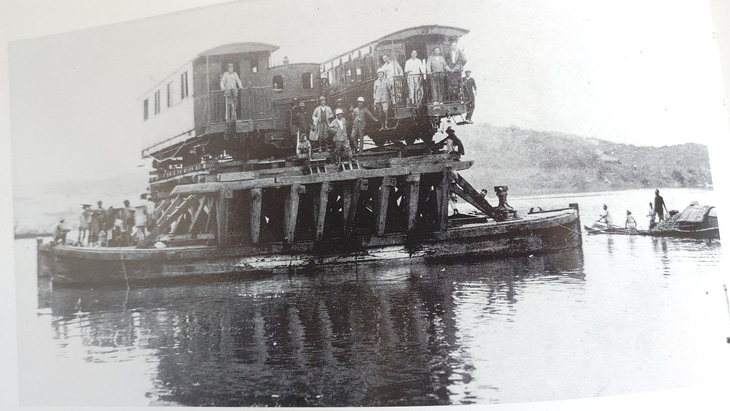Xe lửa được đưa qua sông bằng phà trong những năm đầu chạy tuyến đường sắt Sài Gòn - Mỹ Tho.