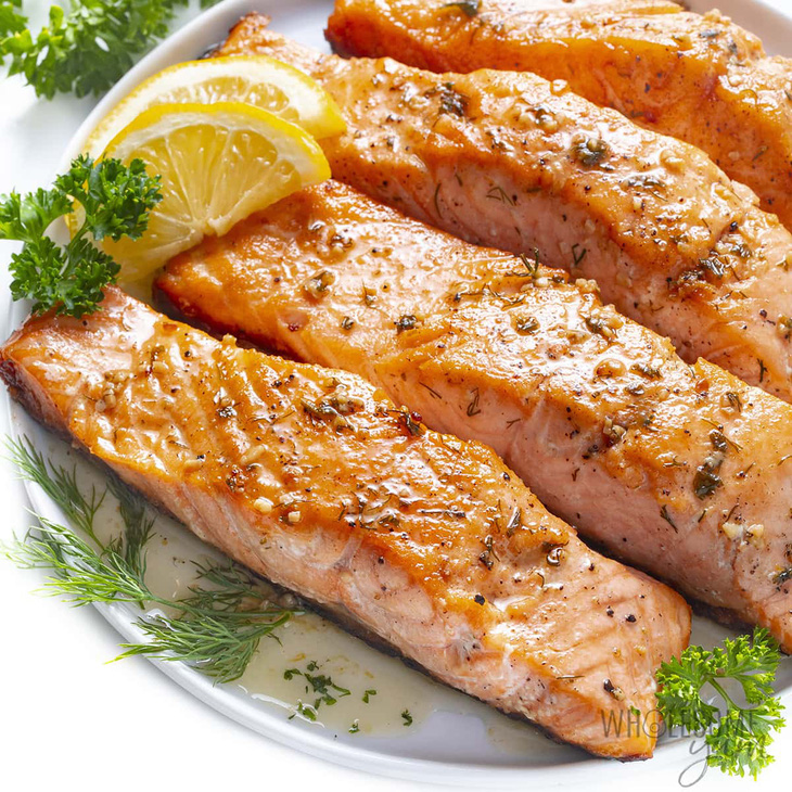 Ăn cá hồi hai lần một tuần đủ để giảm nguy cơ đau tim, rối loạn nhịp tim, đột quỵ - Ảnh: Wholesome Yum