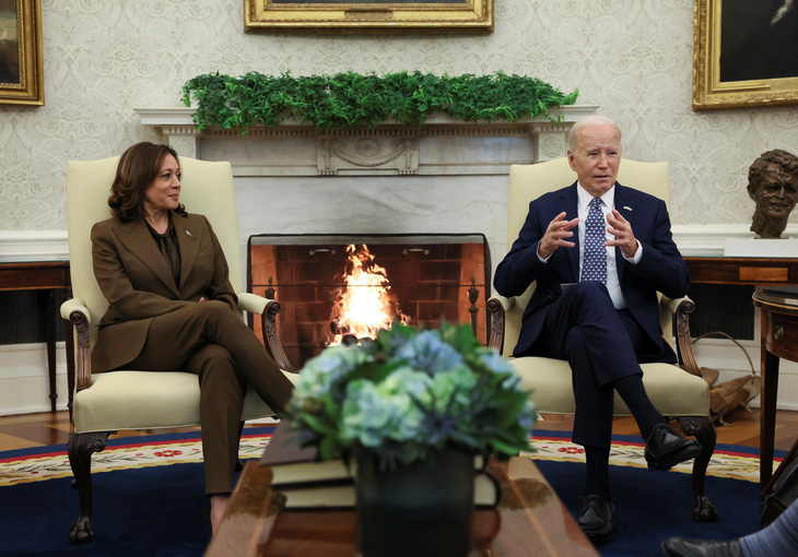 Tổng thống Mỹ Joe Biden (phải) và Phó tổng thống Mỹ Kamala Harris gặp gỡ các nhà lãnh đạo quốc hội tại Phòng Bầu dục, Nhà Trắng, ngày 27-2 - Ảnh: REUTERS