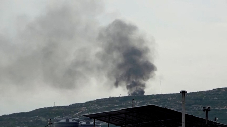 Khói đen bốc lên từ nơi được cho là bị Israel tấn công ở miền nam Lebanon, trong ảnh chụp màn hình này được lấy từ video, ngày 27-2 - Ảnh: REUTERS