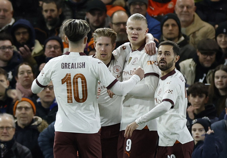 Niềm vui của Erling Haaland và các đồng đội sau khi ghi bàn vào lưới Luton - Ảnh: REUTERS