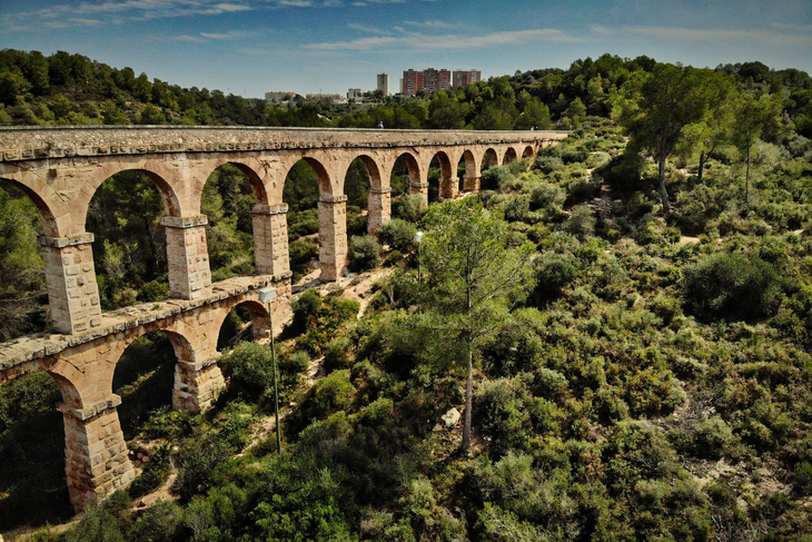 Cầu dẫn nước Les Ferreres ở Tây Ban Nha gắn liền với lịch sử của đế chế La Mã - Ảnh: TRAVEL IN PINK
