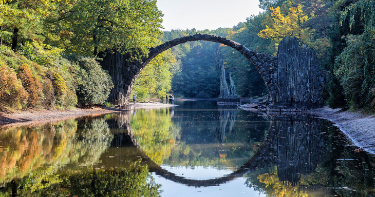 Cầu Rakotzbrücke gây ấn tượng với thiết kế ngoạn mục, và là cây cầu biểu tượng của công viên Kromlauer, Đức - Ảnh: EARTH TREKKERS