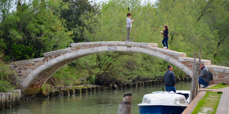 Cầu Torcello ở Áo hấp dẫn du khách bởi câu chuyện tình đầy bi thương bị ngăn cấm của một cô gái trẻ và chàng lính người Áo - Ảnh: VISIT VENEZIA