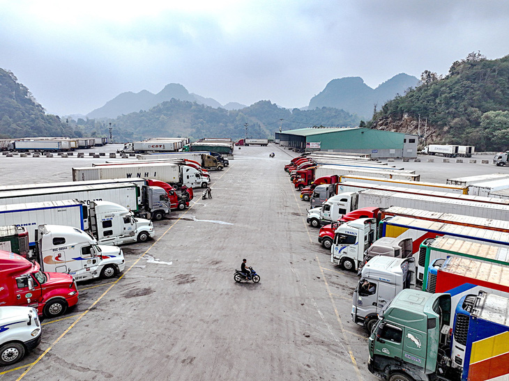 Bãi xe Bảo Nguyên tại khu vực cửa khẩu Tân Thanh, tỉnh Lạng Sơn giáp với Trung Quốc thông thoáng xe container chở nông sản ra vào - Ảnh: NAM TRẦN