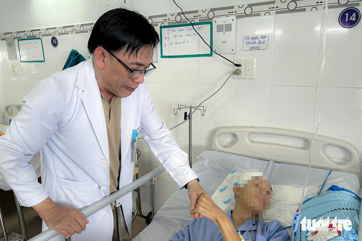Hai bệnh nhân trẻ tuổi bị u sọ não, xuất huyết não đã được Bệnh viện Đa khoa tỉnh Ninh Thuận phẫu thuật thành công - Ảnh: DUY NGỌC