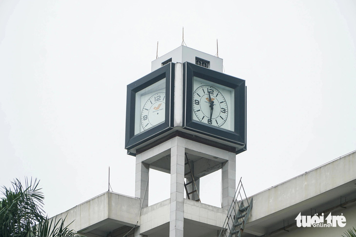 Chiếc đồng hồ nằm trên tòa nhà Bưu điện Hà Đông một mặt hướng ra đường Quang Trung không còn kim, mặt hướng về phố Chu Văn An thì bị... &quot;chết&quot; - Ảnh: PHẠM TUẤN