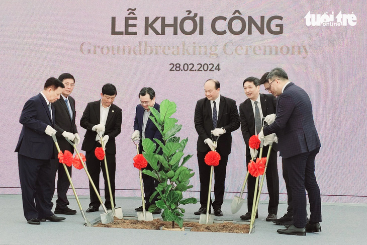 Bộ trưởng Bộ Xây dựng Nguyễn Thanh Nghị (thứ tư từ trái sang), tổng lãnh sự Singapore tại TP.HCM và các lãnh đạo tỉnh Bình Dương thực hiện nghi thức khởi công dự án bất động sản hơn 500 triệu USD - Ảnh: BÁ SƠN