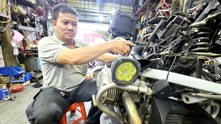 Sau tai nạn, do không được bên bảo hiểm bồi thường nên ông Lê Văn Tuấn phải bán rẻ xe bị nạn - Ảnh: ÁI NHÂN