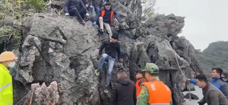 Lực lượng chức năng tỉnh Quảng Ninh truy bắt thành công nghi phạm Bùi Văn Lương khi đang lẩn trốn trên một núi đá ngoài biển thành phố Cẩm Phả - Ảnh cắt từ video