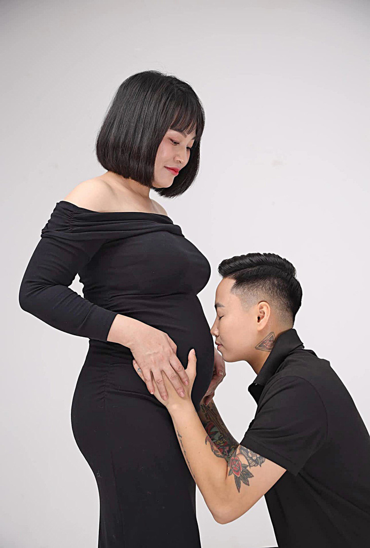 Bùi Yến Ly cùng vợ đang chờ đón đứa con đầu lòng - Ảnh: NVCC