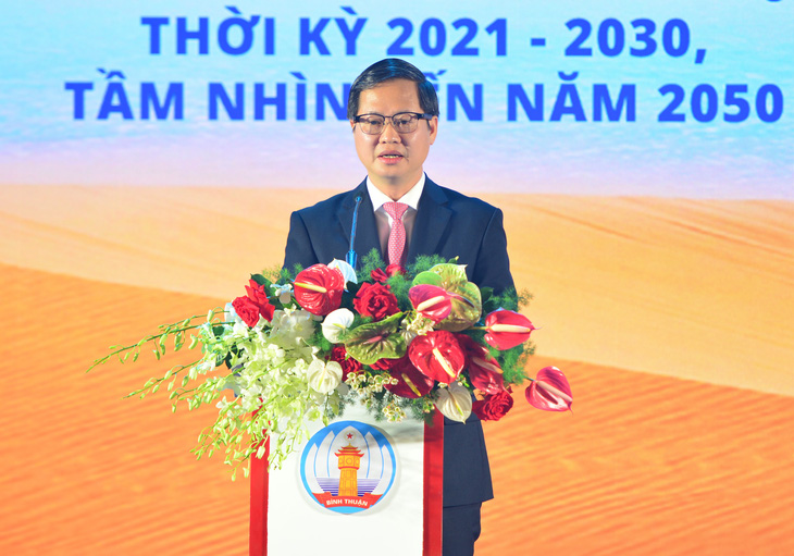 Chủ tịch UBND tỉnh Bình Thuận Đoàn Anh Dũng phát biểu khai mạc buổi lễ công bố quy hoạch tỉnh thời kỳ 2021-2030, tầm nhìn 2050 - Ảnh: ĐỨC TRONG