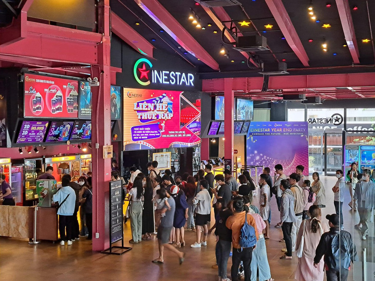 Khán giả đến mua vé tại hệ thống rạp của Cinestar - Ảnh: Cinestar