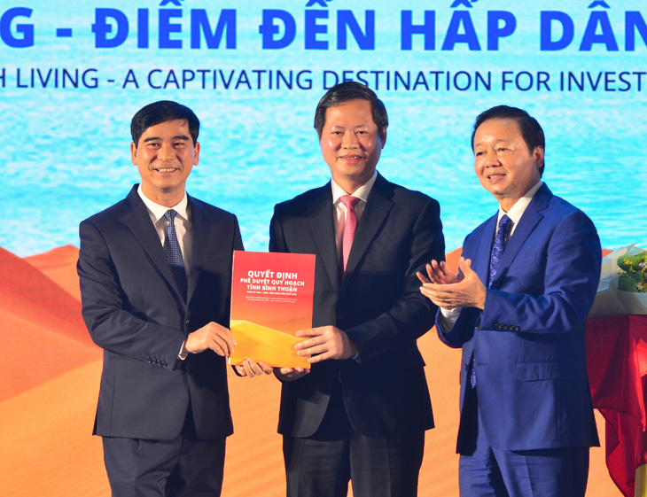 Phó thủ tướng Trần Hồng Hà chụp ảnh cùng lãnh đạo tỉnh Bình Thuận tại lễ công bố quyết định phê duyệt quy hoạch tỉnh Bình Thuận thời kỳ 2021-2030, tầm nhìn đến 2050 - Ảnh: ĐỨC TRONG