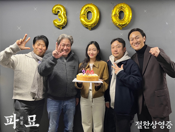 Choi Min Sik, Kim Go Eun, Yoo Hae Jin, Kim Jae Chul và đạo diễn Jang Jae Hyun chụp ảnh kỷ niệm Exhuma lập kỷ lục phòng vé chỉ trong vài ngày sau khi phát hành.