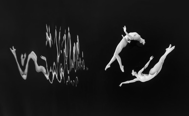 Các vận động viên bơi lội đang biểu diễn dưới nước trong một bể bơi tại thành phố Perth, bang Tây Úc, Australia - Ảnh: ATLANTIC
