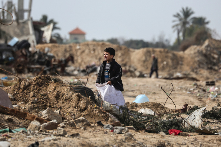 Một bé trai Palestine đứng khóc giữa đống đổ nát ở trại tị nạn Maghazi ở Dải Gaza, khu vực đã bị Israel đánh bom phá hủy nặng nề. Em nhỏ này cũng như nhiều trẻ em Palestine khác đang phải tìm kiếm thức ăn trong những đống đổ nát - Ảnh: AFP