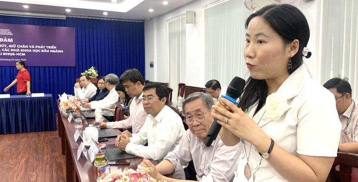 TS Hà Thị Thanh Hương - Trường đại học Quốc tế (Đại học Quốc gia TP.HCM) - đóng góp ý kiến về chương trình VNU350 tại buổi tọa đàm sáng 28-2 - Ảnh: TRẦN HUỲNH