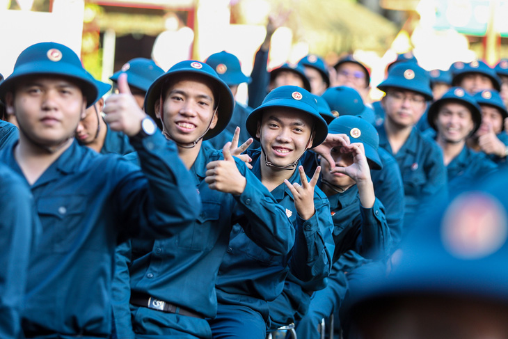 Tân binh phấn khởi, thể hiện tinh thần của tuổi đôi mươi hăng hái lên đường - Ảnh: PHƯƠNG QUYÊN