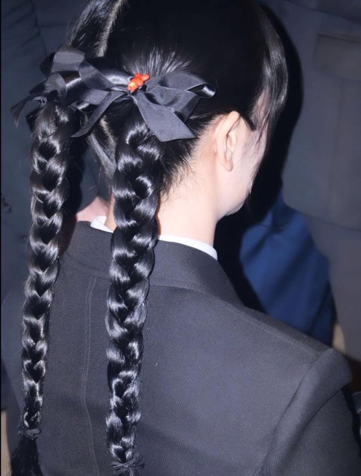 Mái tóc thắt bím và cột nơ cùng gam màu mang đến tạo hình trẻ trung, đáng yêu cho đại sứ toàn cầu Dior