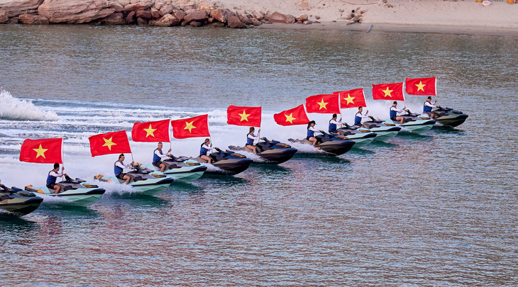 Các vận động viên trình diễn Jetski kết hợp với lá cờ Tổ quốc tung bay trên vùng biển Phú Quốc - Ảnh: M.H.