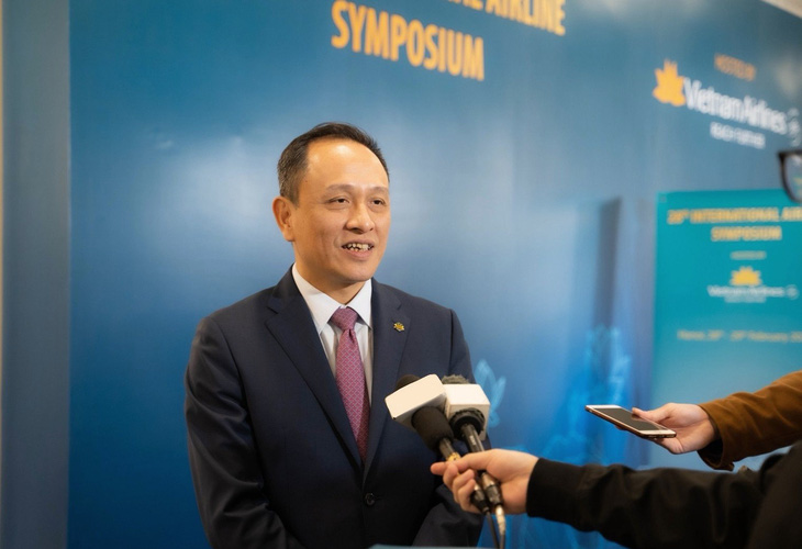 Ông Lê Hồng Hà - tổng giám đốc Vietnam Airlines - trả lời báo chí bên lề Hội nghị hàng không quốc tế 2024 - Ảnh: TUẤN PHÙNG