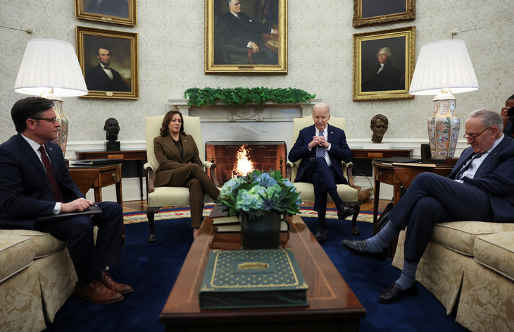 Tổng thống Mỹ Joe Biden họp cùng lãnh đạo lưỡng viện về thỏa thuận ngân sách hôm 27-2. Từ trái qua: Chủ tịch Hạ viện Mike Johnson, Phó tổng thống Kamala Harris, ông Biden, lãnh đạo phe đa số tại Thượng viện Chuck Schumer - Ảnh: REUTERS