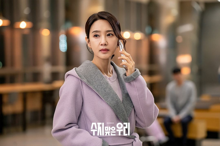 Trong phim mới, Oh Hyun Kyung là một bà chủ nhân từ, mang nhiều tâm tư