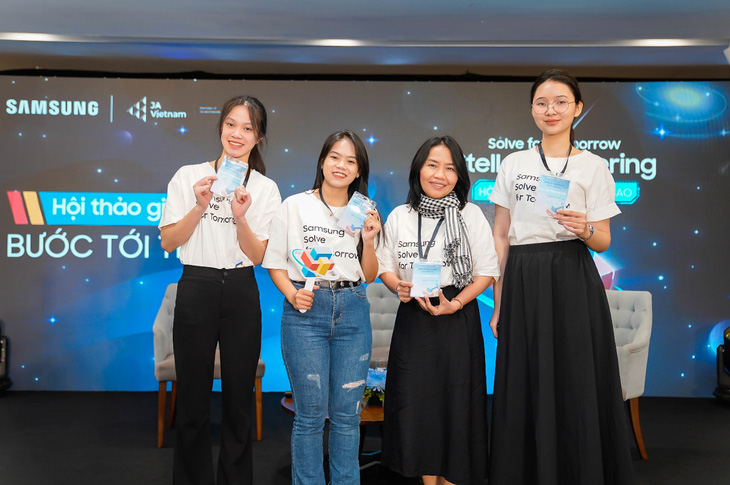 Lê Nguyễn Yến Nhi (thứ hai từ trái sang) khẳng định đã bước tới chân trời công nghệ nhờ cuộc thi Solve for Tomorrow