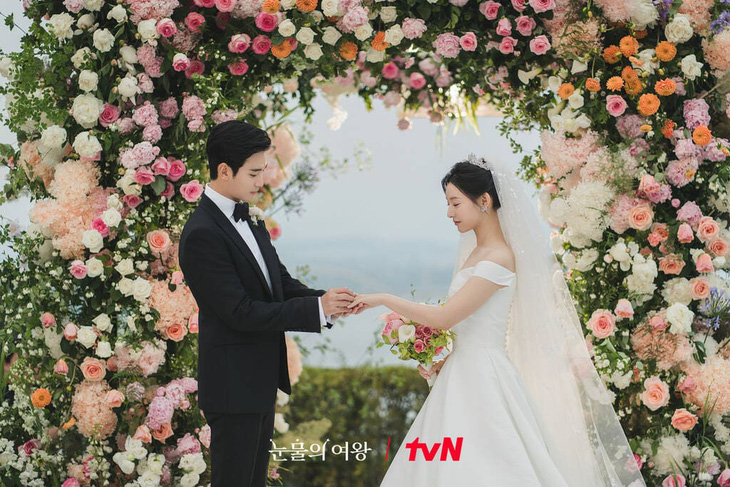 Khung cảnh đám cưới ngập tràn hoa hồng của cặp đôi ở Queen of tears khiến nhiều người nhớ đến đám cưới thế kỷ của Hyun Bin và Son Ye Jin trước đó.